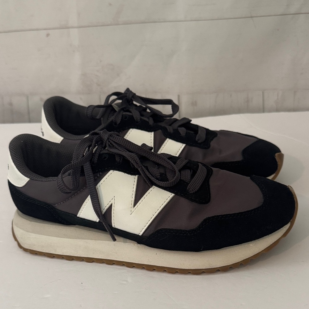New Balance Size W-9 M-7.5 237 Retro Black and Gray Athletic Sneakers